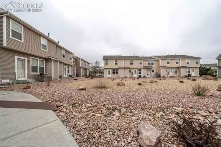 Rent Townhome in a Convenient Location with Spacious Living Area