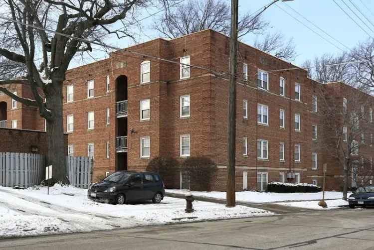 Rent Apartments in Lakewood OH at Clifton Cove