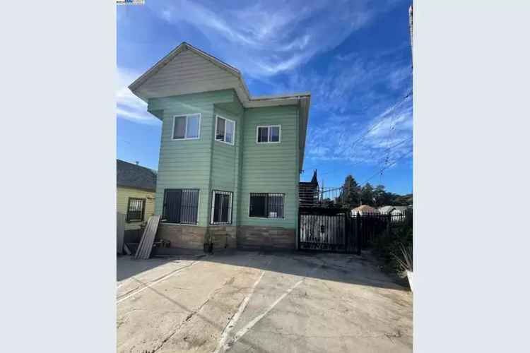 Buy Triplex in Oakland with Great Investment Potential