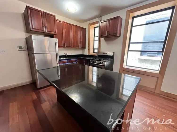 Rent 3 Bed Apartment in Harlem with In Unit Laundry Features