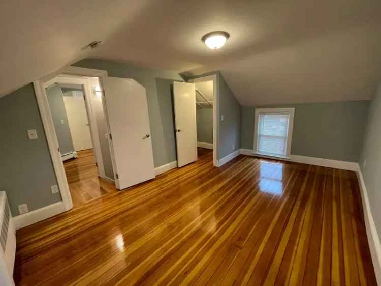 Rent Apartment Unit in Davis Square with 3 Beds and Modern Amenities