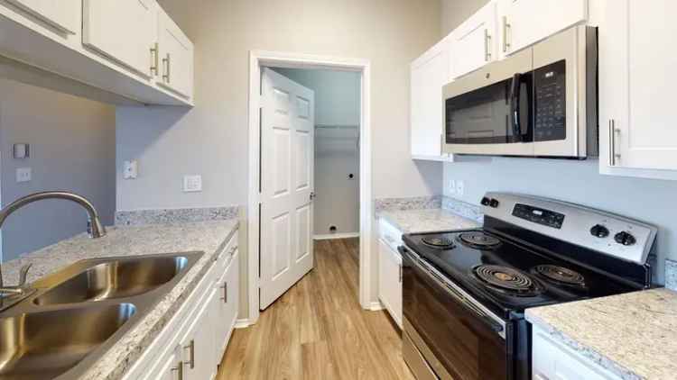 Rent Montclair Parc Apartments in Oklahoma City with Pool and Spa