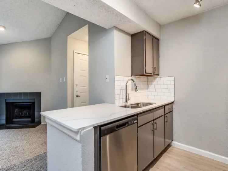 Rent Apartment The Hudson in Arlington with Modern Amenities and Pool