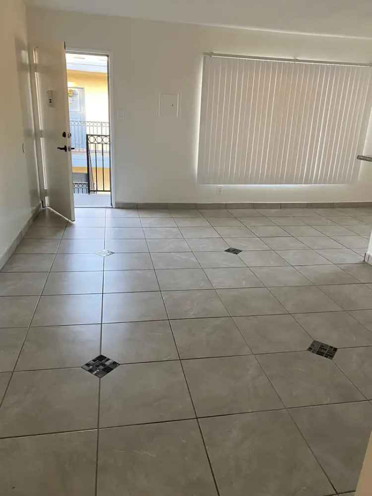 Rent Beautiful 1 Bedroom Apartment in Central Van Nuys with Pool Features