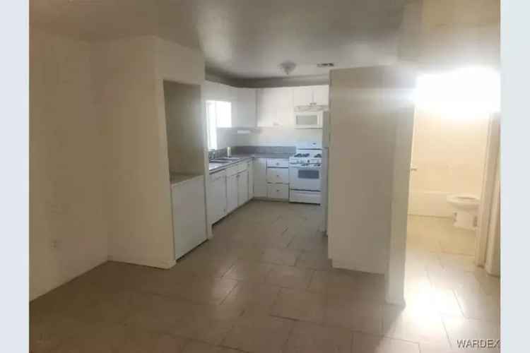 Investment Property for Sale with 2 Bedrooms and 2 Baths Near Shopping