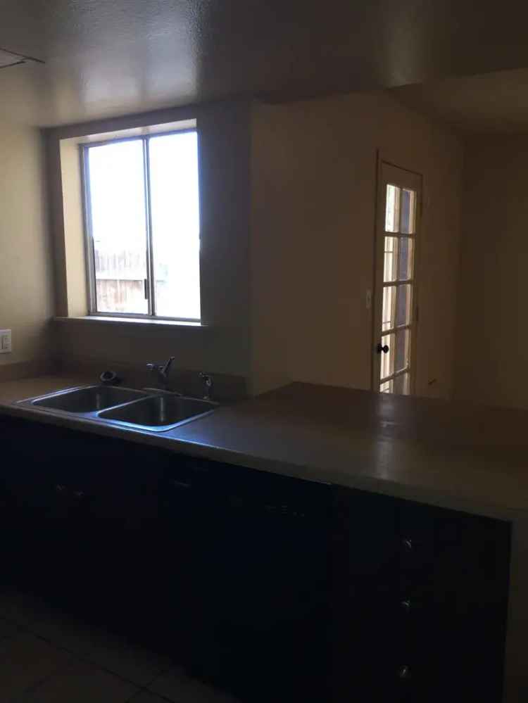 Rent 2 Bedroom Condominium in Yuma with Two Patios and Carport