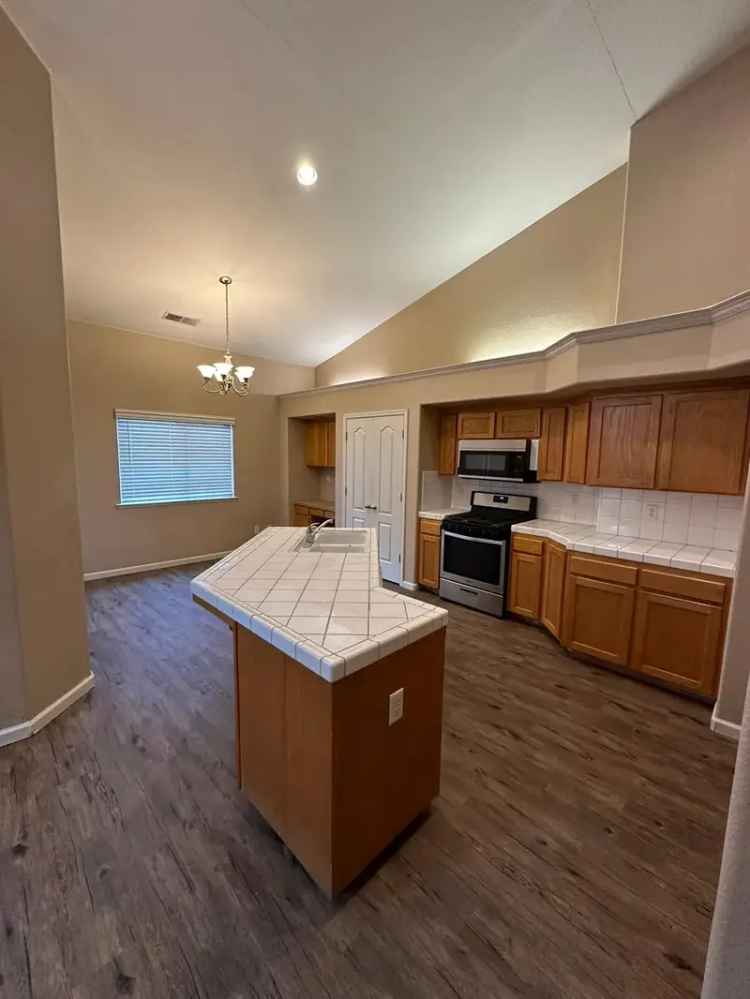 Rent Beautiful 3 Bedroom Home with Jacuzzi Tub in Fresno