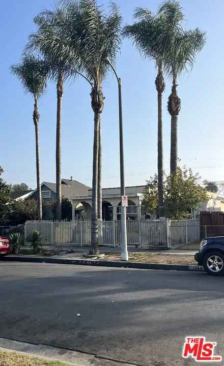 House For Sale in 1722, West 59th Place, Los Angeles, California