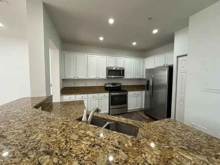 Rent Townhouse with 3 Bedrooms in Doral with Modern Features