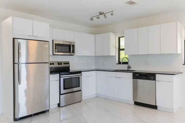 Rent 3 Bedroom Apartment in Knoll Ridge Fort Lauderdale with Modern Features