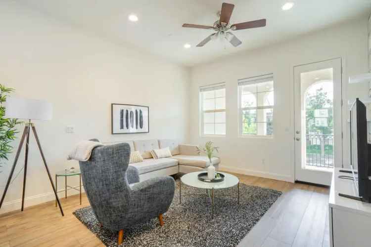 Furnished townhouse for rent in Newark with modern amenities and great views