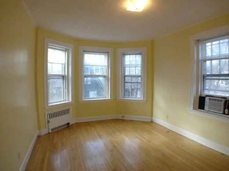 Rent Charming Apartment Unit in Brookline with 2 Bedrooms and Modern Amenities