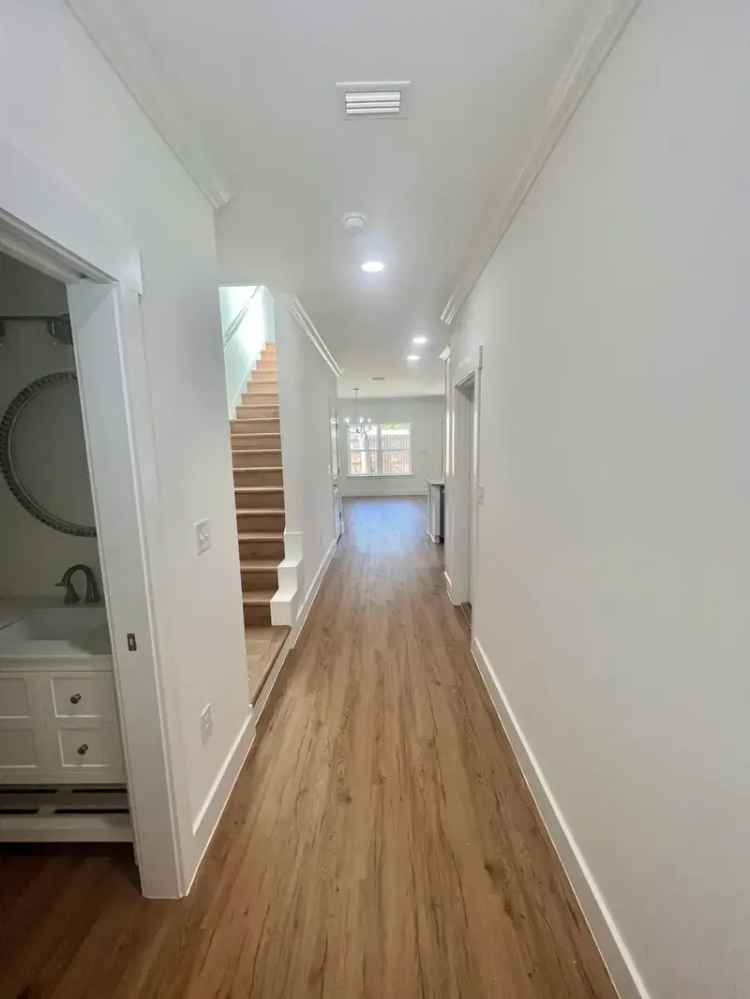 Townhouse for Rent with 3 Bedrooms 2.5 Baths and Modern Features