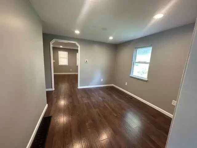 Rent Duplex Apartment in Kilbourne with 2 Bedrooms and Remodeled Features