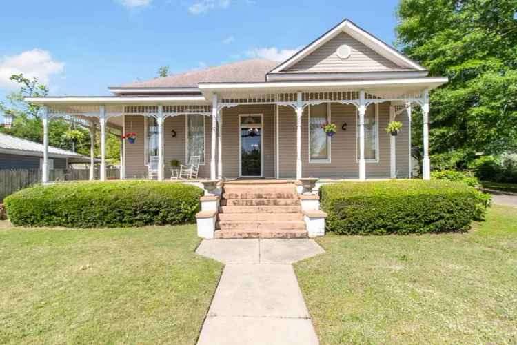 Rent Beautiful Victorian House in Downtown Eufaula with Amazing Features