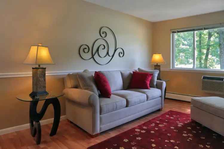 Apartment Rentals in Windsor Locks with Pool and Modern Amenities