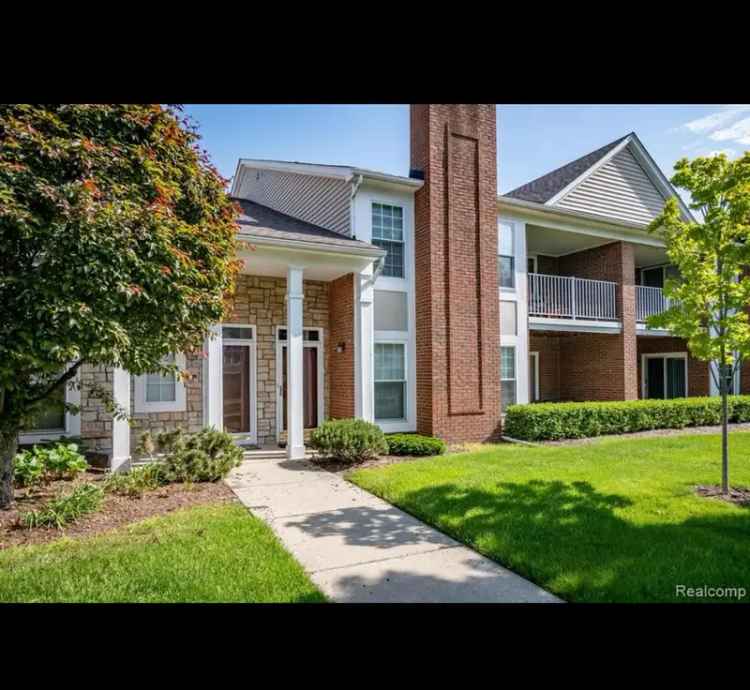 Rent 2 Bedroom Condo in Sterling Heights with Great Amenities