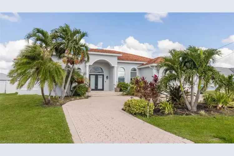 Buy house in Cape Coral with spacious design and modern features