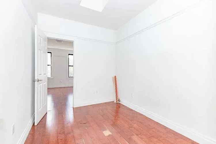 Rent Beautiful Apartment Unit in Bushwick with 2.5 Beds and 1 Bath