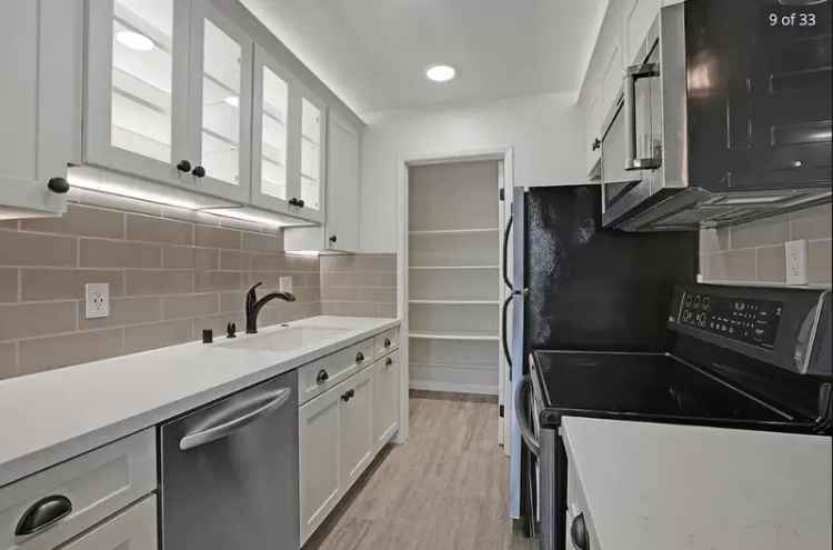 Condo for Rent in Peninsula Place with Modern Finishes and Amenities