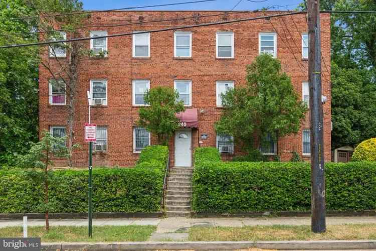 House For Sale in 240, 34th Street Southeast, Washington, District of Columbia