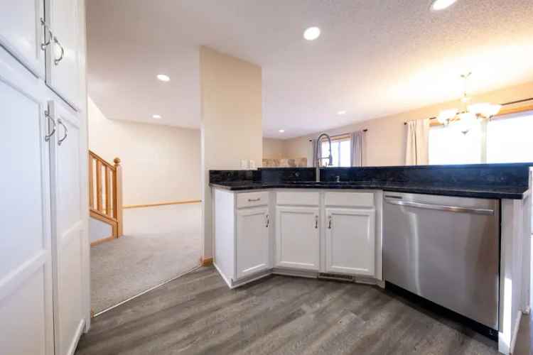 Townhouse for Rent in Eagan with Spacious Layout and Modern Amenities