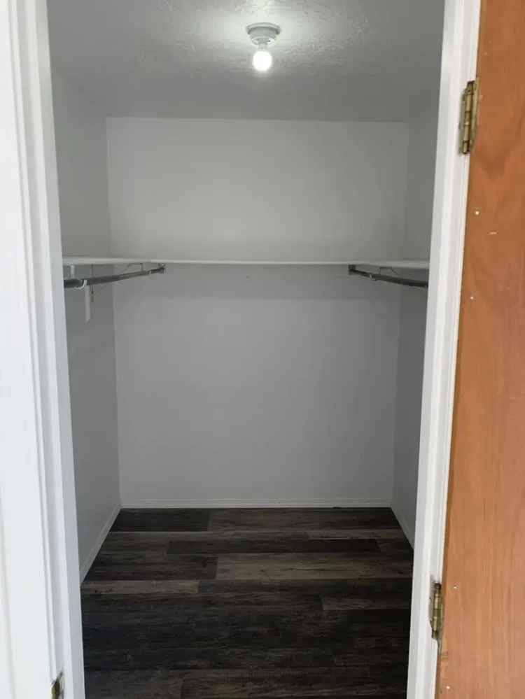 Rent 1 Bedroom Apartment in Premier Downtown Location with Great Amenities