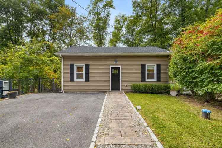 Rent Cottage with Modern Features Near Squantz Pond