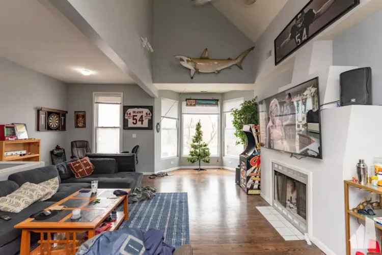 Rent Huge Loft Style Apartment in Wrigleyville with 4 Bedrooms and 2 Baths