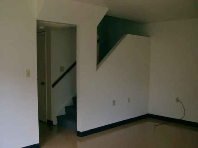 Rent Spacious Townhome Near Pittsburgh with Modern Amenities