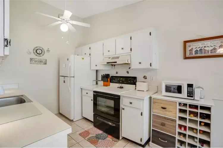 Charming Condo for Sale in Bradenton with Vaulted Ceilings and Lanai