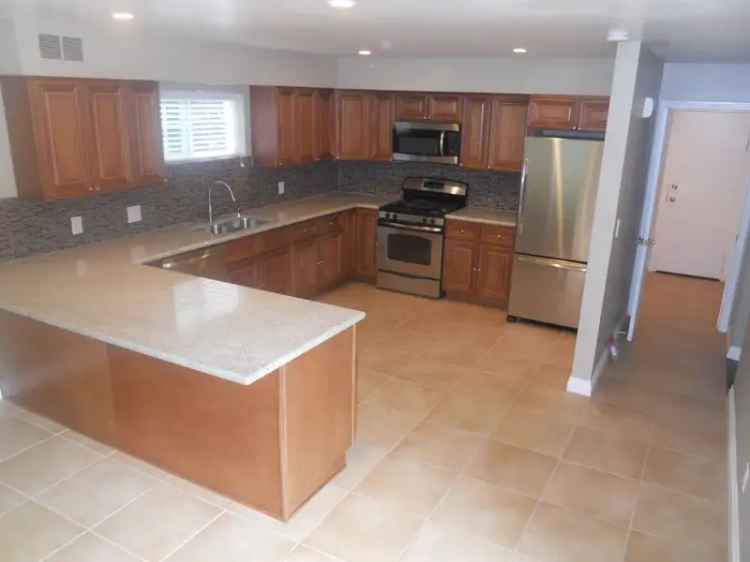 Rent 3 Bedroom Townhouse Upper East with Private Backyard near SB Mission