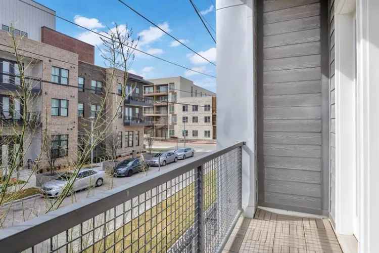 Rent Luxury Condo Near Downtown Austin with Rooftop Deck and Upgrades