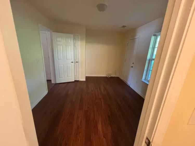 Rent Townhouse With New Floor and Recently Painted