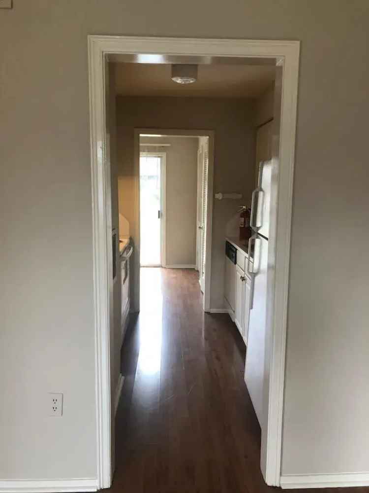 Rent 2 Bedroom Apartment in Mid City Baton Rouge with Balcony