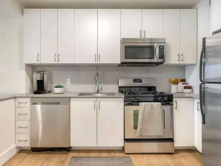 Rent Apartments at Avalon Clinton in Manhattan with City Views