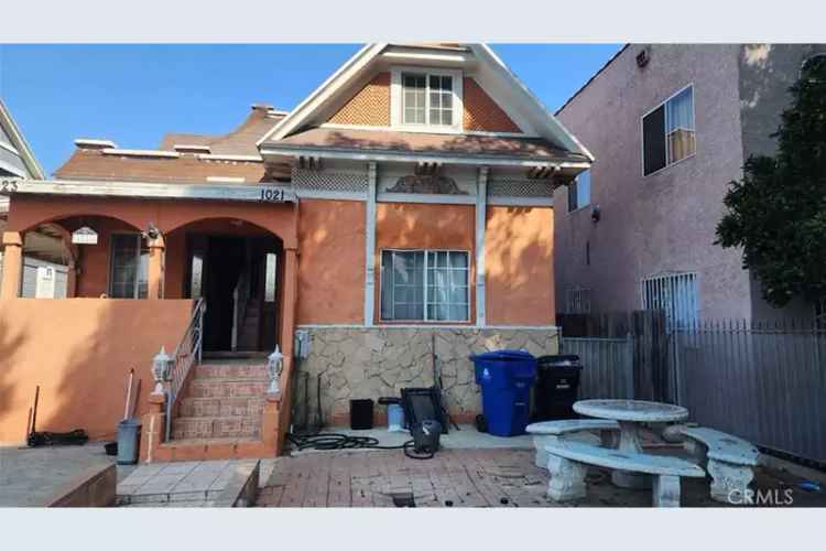 Duplex for sale in South Los Angeles with spacious living areas