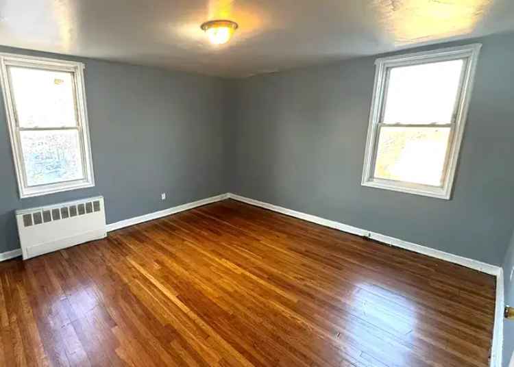 Rent Apartment Unit Near Shops and Public Transit with Renovated Features