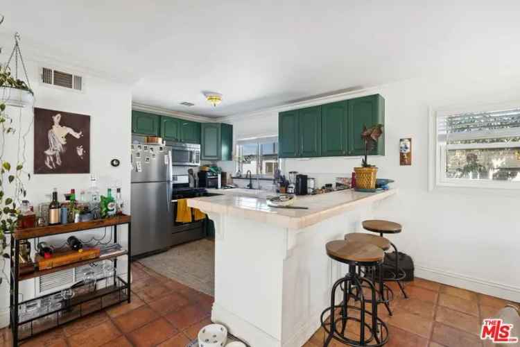 House For Sale in 33, South Venice Boulevard, Los Angeles, California