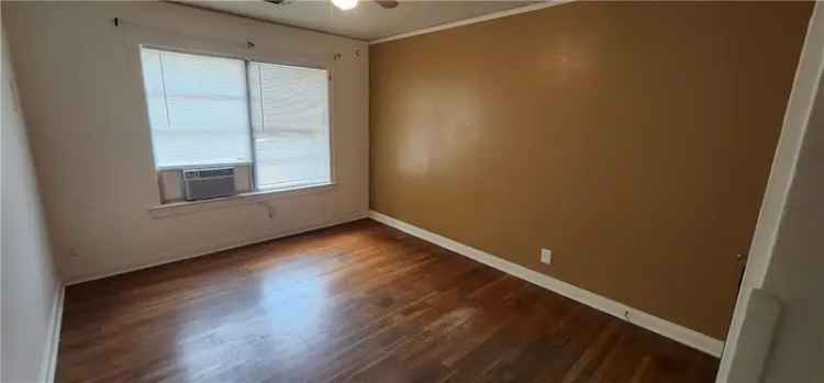 Rent Charming Duplex in Brentwood with 2 Bedrooms and Backyard