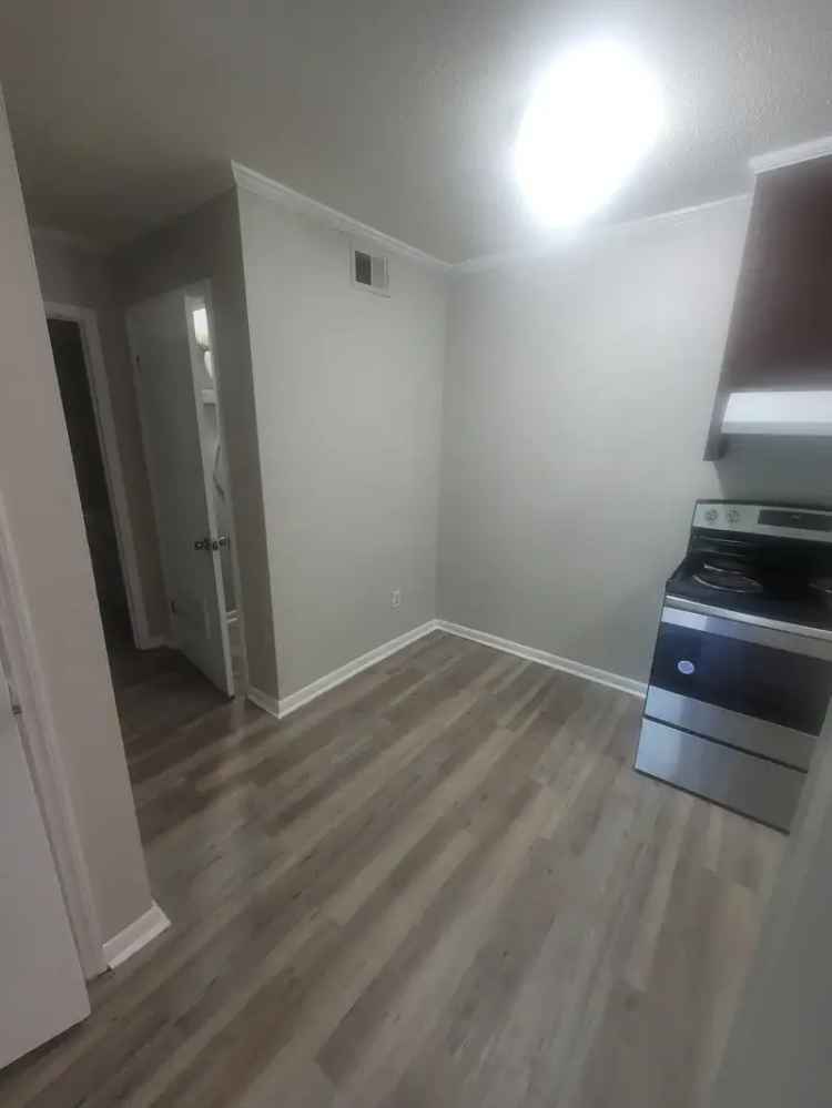 One Bedroom Apartment for Rent Close to Shopping and Dining