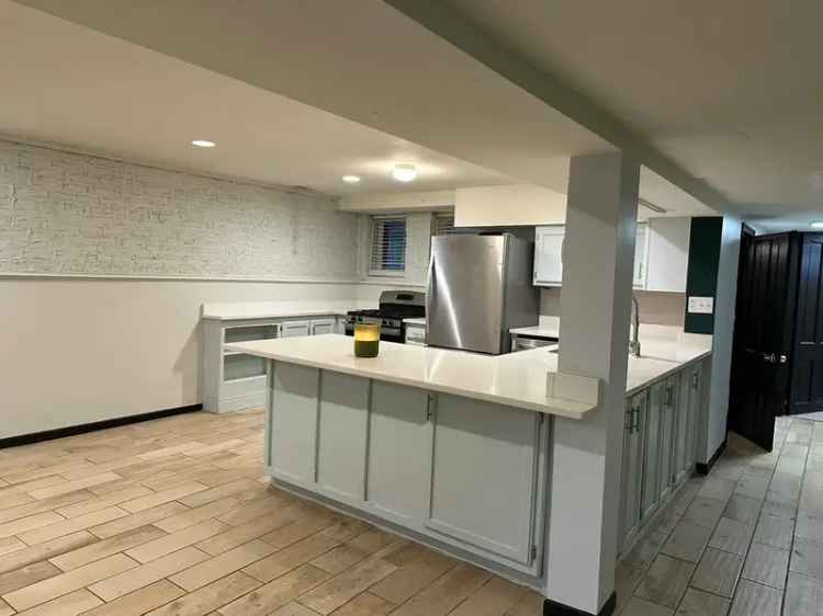 2 Bed Apartment Unit for Rent in Chicago with Modern Kitchen and Laundry