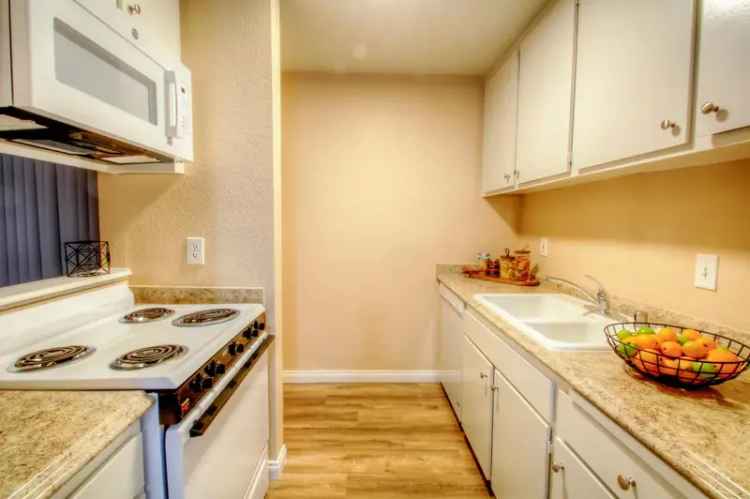 Rent Spacious Pet Friendly Apartment in Tustin with Garage Included