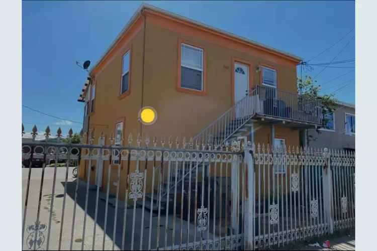 Duplex for Rent in Oakland with Upgrades and Convenient Features