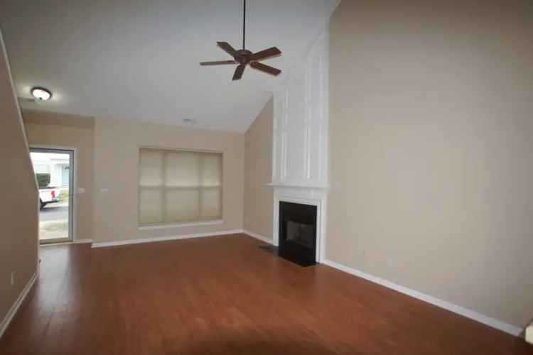 Rent Beautiful Single Family Home in Quiet Neighborhood with Amenities