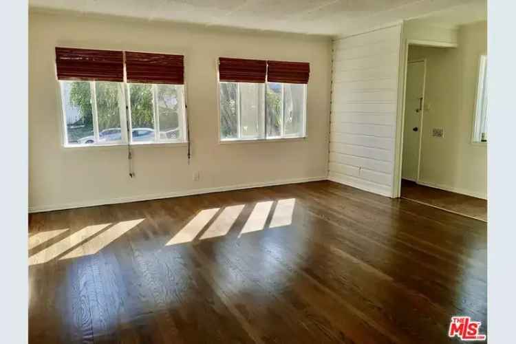 Buy Duplex in Mar Vista with Unique Features and Investment Potential