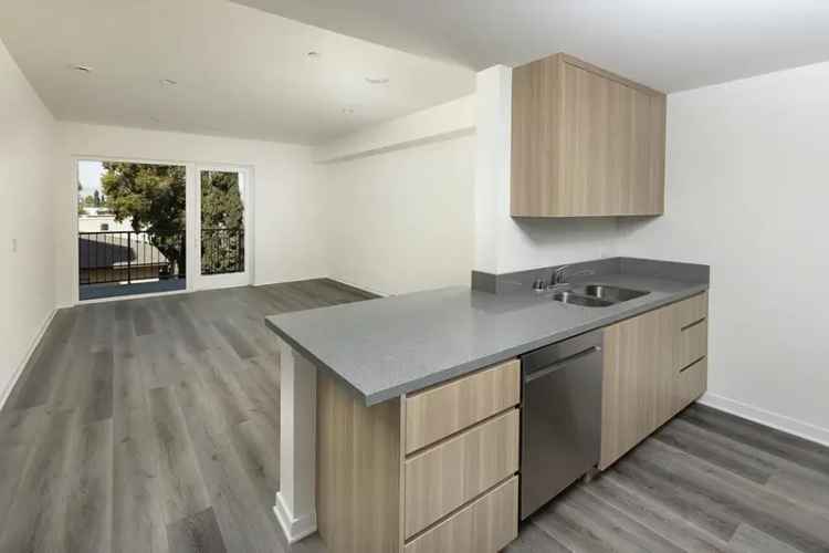 Rent Stunning Apartments in NoHo Arts District with Modern Amenities