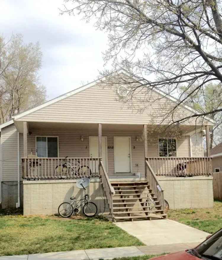 Rent Townhouse in Lincoln with Spacious Bedrooms and Modern Amenities