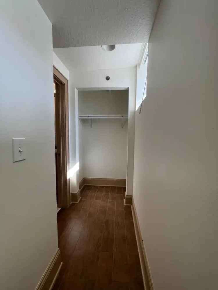 Rent Cozy Studio Apartment in Uptown with On-Site Laundry