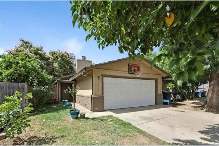 Duplex for Sale in Sacramento with 3 Bedrooms and 2 Car Garage